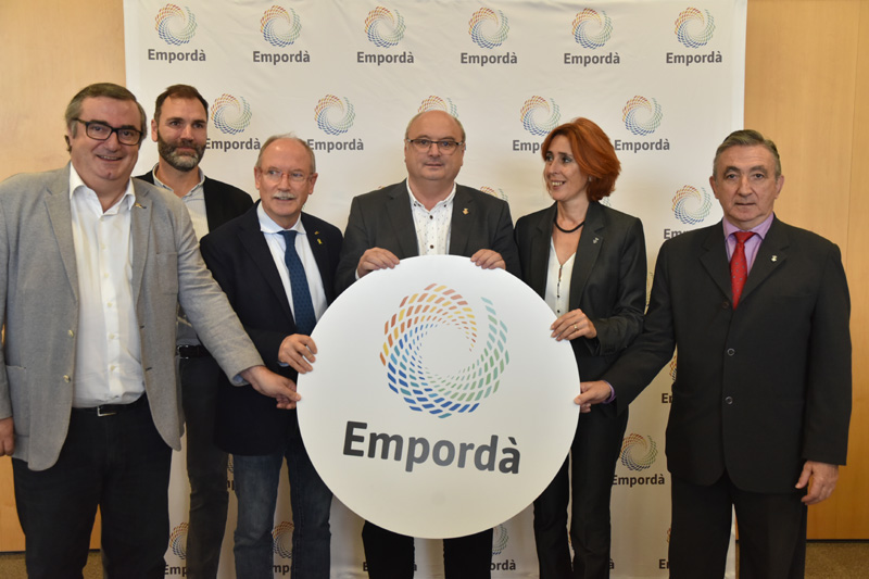 Els responsables dels consells comarcals empordanesos, amb el logo de la nova marca. (Foto: CCBE)