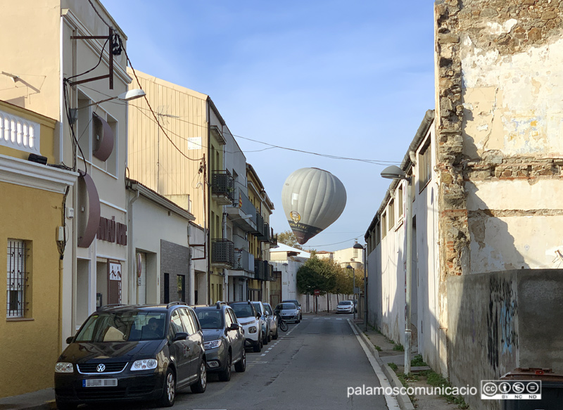 El globus de l'Institut s'ha fet ben visible, aquest matí a Palamós.