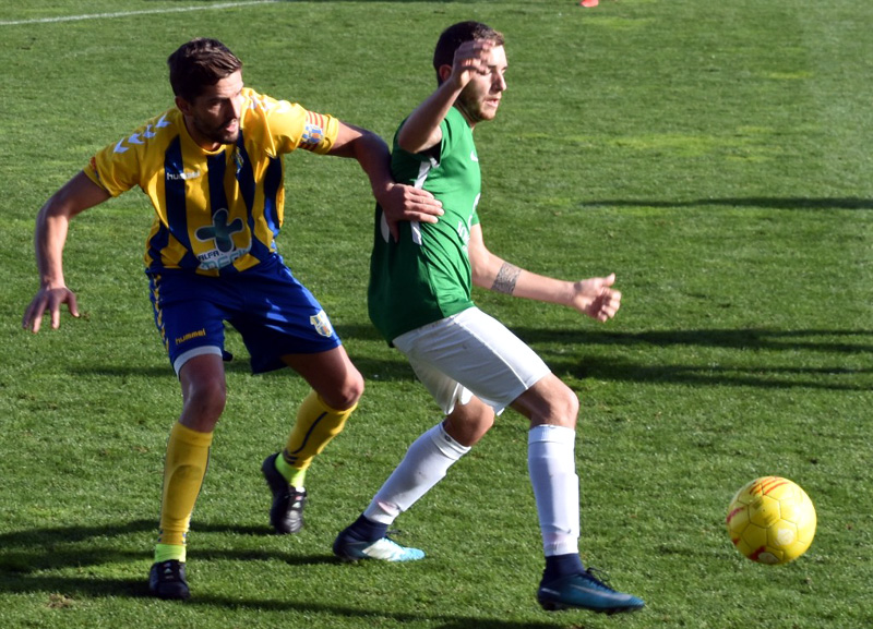 El capità del Palamós CF, David Cano, que ha tingut problemes físics. (Foto: Sergi Cortés).