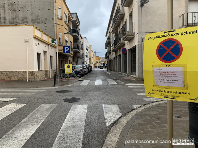 Restricció de l'aparcament al carrer de Muntaner, a causa del 'Fem dissabte'.