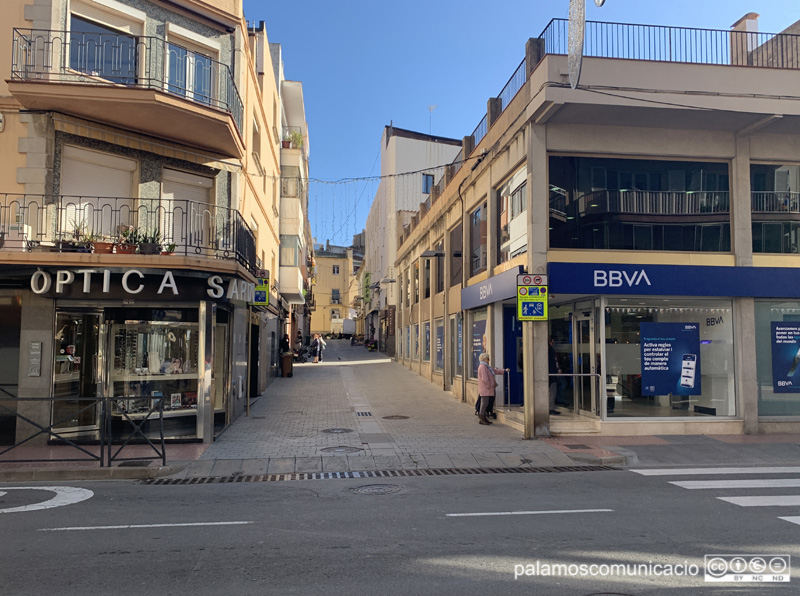 L'accés al carrer Nou, a la imatge, estarà controlat per una càmera.