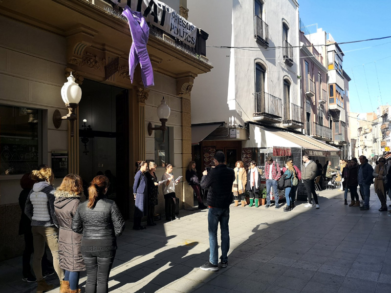 Lectura del manifest del 25N, aquest matí davant l'Ajuntament de Palamós.