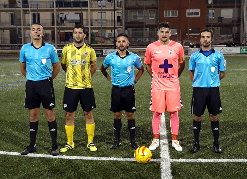 Fotografia dels capitans i l'equip arbitral, ahir abans del Mataró-Palamós. (Foto: Twitter Palamós CF)