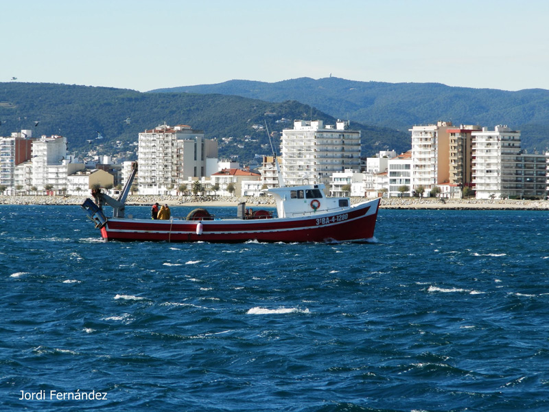 La badia de Palamós sota una forta tramuntana, el dilluns passat. (Foto: Jordi Fernández-eltempspalamos.blogspot).