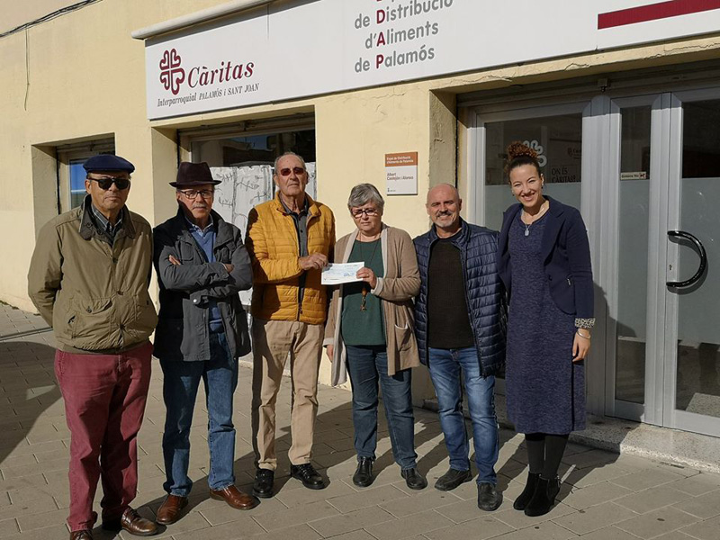 Representants del Club de Golf, de Càritas i de l'Ajuntament de Palamós, en l'acte de lliurament dels diners. (Foto: Ajuntament de Palamós).