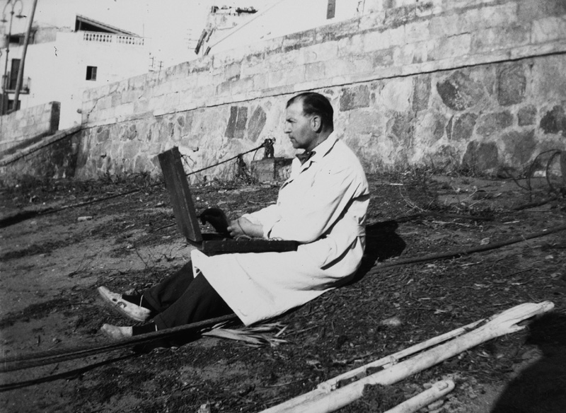 Francesc Vidal Palmada, pintant a la platja de la Catifa en els anys 40 del segle XX. (Foto: Servei d'Arxiu Municipal de Palamós)