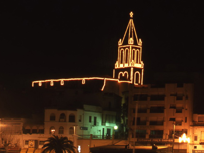 L'església de Santa Maria, a Palamós,  il·luminada. (Foto: F. Tauler).