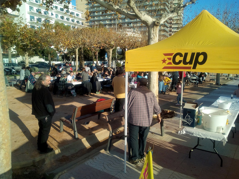 L'esCUPdellada es va fer divendres passat al passeig del Mar. (Foto: CUP Palamós-Vila-romà).