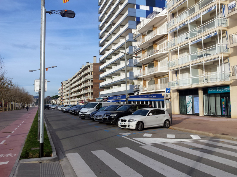 Un dels nous fanals que s'han instal·lat per al reforç de llum als passos de vianants que hi ha al passeig del Mar. (Foto: Ajuntament de Palamós).