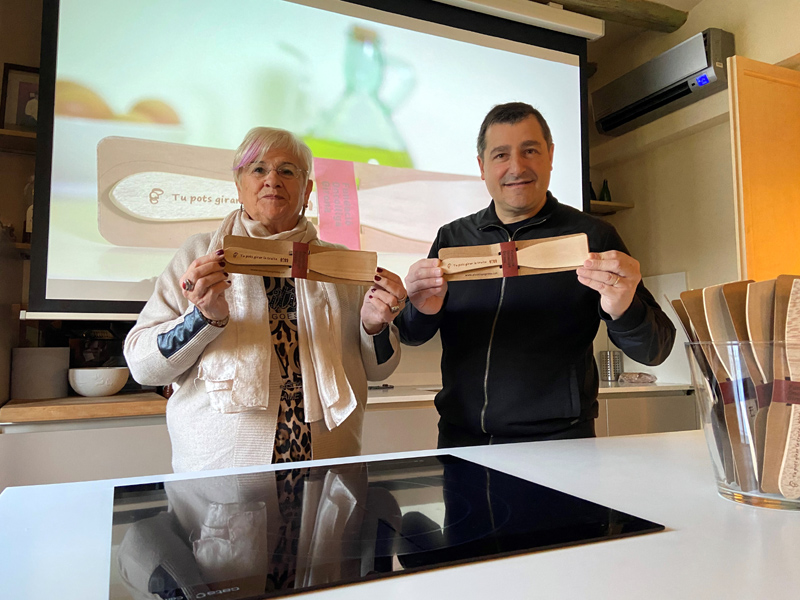 Lluïsa Ferrer, presidenta d'Oncolliga, i el cuiner Joan Roca. (Foto: Oncolliga Girona).
