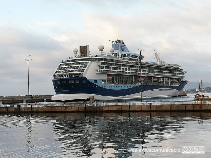 Un creuer turístic, aquesta temporda, al port de Palamós.