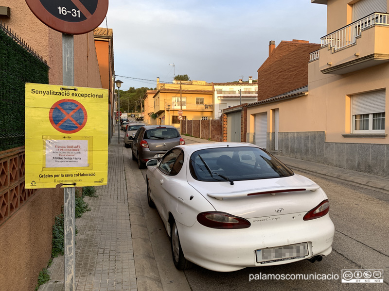 Senyalització al carrer del Maresme informant que demà s'hi farà una neteja intensiva.