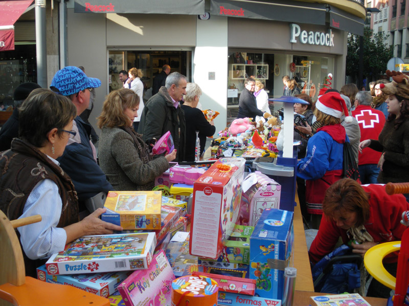 Es posen a la venda joguines de segona mà i es col·labora amb un projecte solidari internacional. (Foto: Creu Roja Palamós).