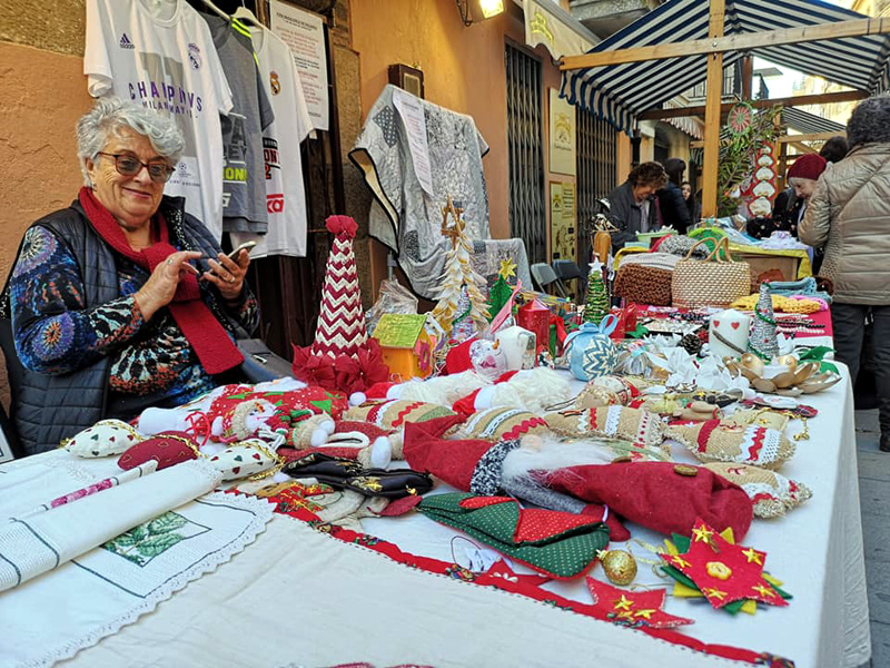 Una parada d'articles nadalencs, ahir al carrer Major. (Foto: Ajuntament de Palamós).