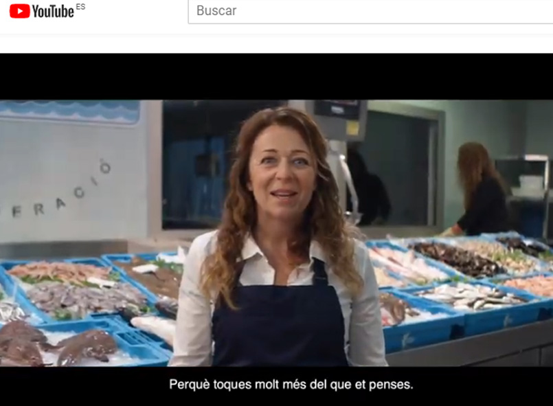 La peixatera palamosina, Marta Hereu, en un instant del vídeo.