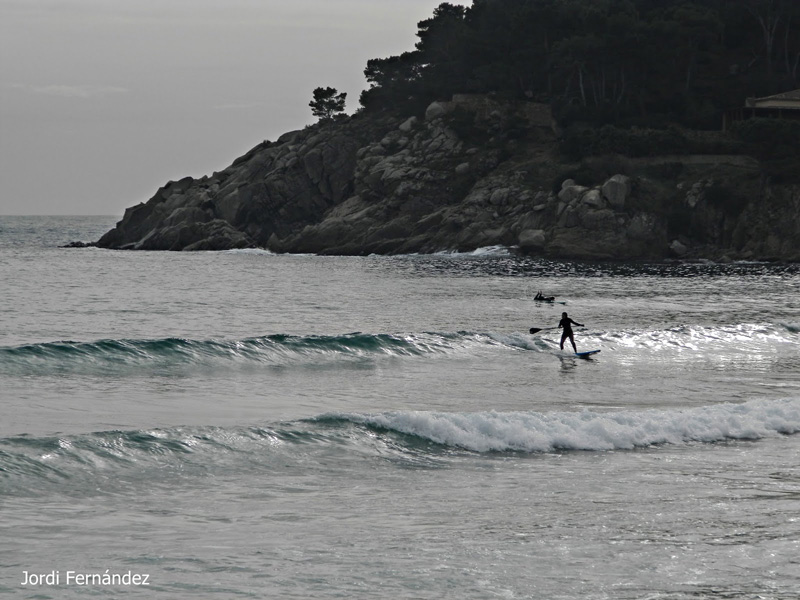 Un practicant de pàdel surf a La Fosca, el passat dimecres. (Foto: J. Fernández tempspalamos.blogspot.com).