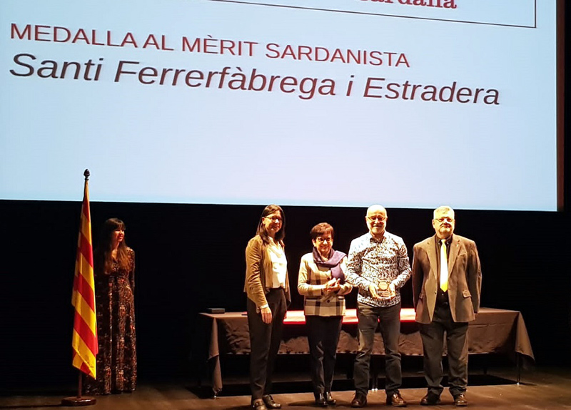 Santi Ferrerfàbrega, segon per la dreta, va rebre la Medalla al Mèrit Sardanista el passat dissabte a Perpinyà. (Foto: Ajuntament de Palamós).