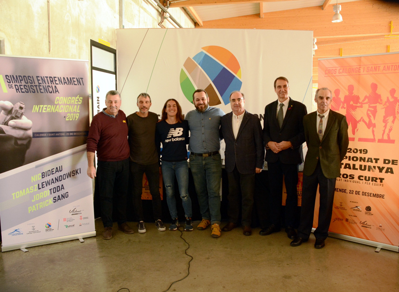 Esther Guerrero, amb diverses autoritats, el dia de la presentació del Cros i el simposi. (Foto: Ajuntament de Calonge i Sant Antoni).