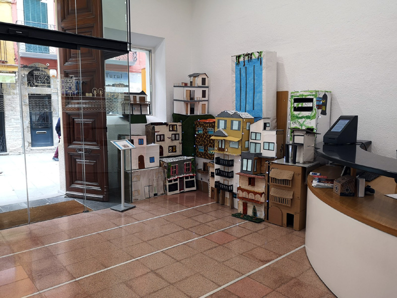 Poblet nadalenc que decora l'OAC de l'Ajuntament. (Foto: Ajuntament de Palamós).