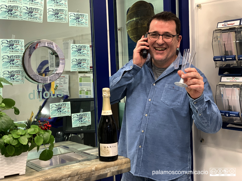 Lluís Espadalé, propietari de l'Administració de Loteries número 1, on avui ha repartit 10,2 milions d'euros del 23.059