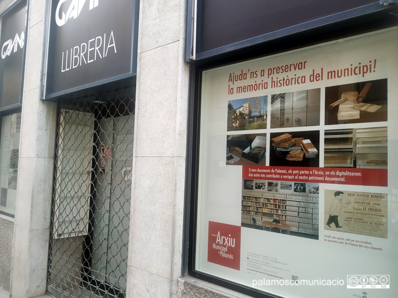 Promoció de l'Arxiu Municipal en l'aparador de La Gavina que dona al carrer Major.