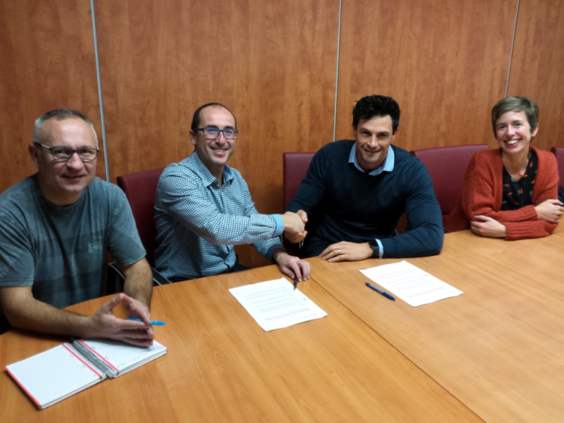 Acte de signatura del nou conveni entre l’Ajuntament i Fecotur. (Foto: Ajuntament de Palamós).