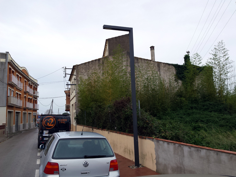 Una de les noves columnes on s'han ubicat les lluminàries, al carrer de la Riera.