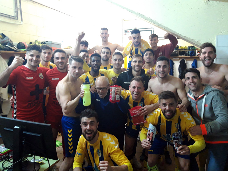 La plantilla del Palamós celebrant la victòria d'ahir al vestidor. (Foto: Palamós CF).