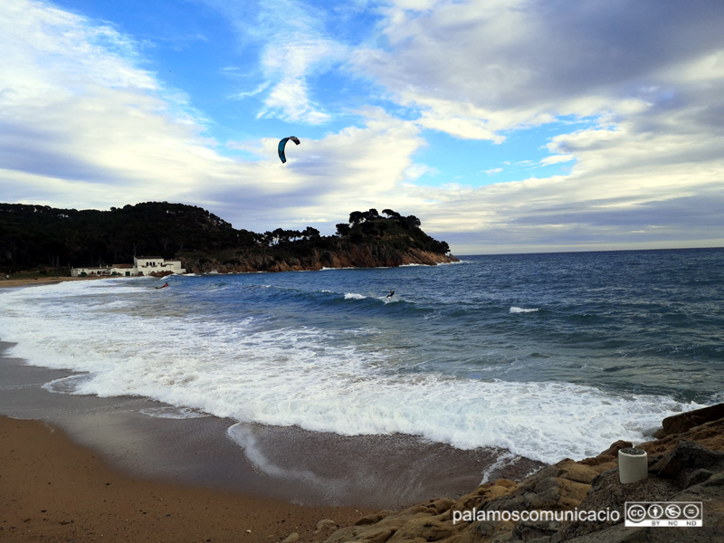 Un practicant de kite surf a La Fosca.