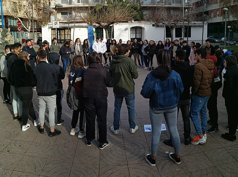 Una cinquantena de joves de la comarca estan fent una gimcana per Palamós. (Foto: Punt Jove Palamós).
