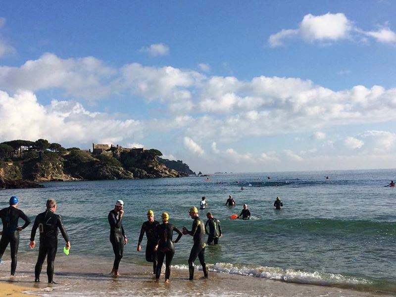 Nedadors a punt d'entrar a l'aigua a La Fosca, en una edició de la Sansiswim. (Foto: CN Palamós).