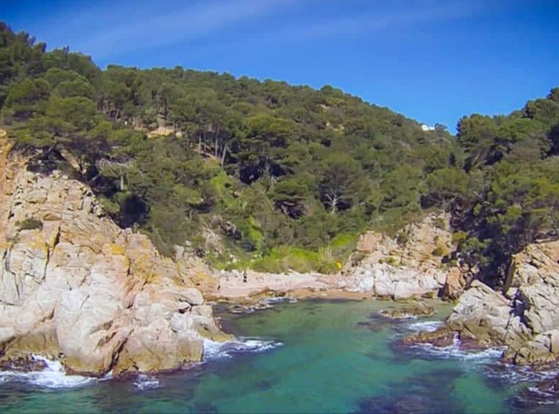 Cala Morisca, a Tossa de Mar, és un dels espais que es desclassifiquen. (Foto: SOS Costa Brava).