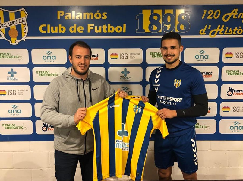 Alejandro Delgado, amb el director esportiu Josep Roches. (Foto: Palamós CF).