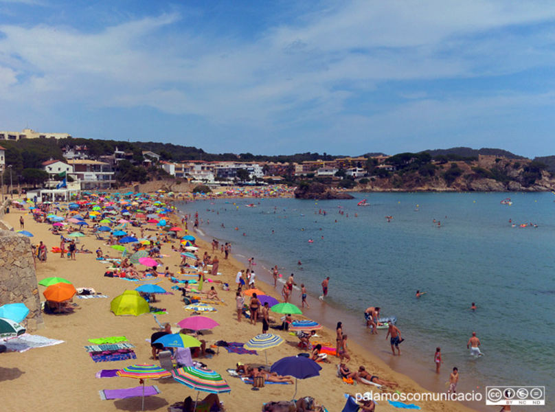 Platja de La Fosca, plena durant l'estiu.