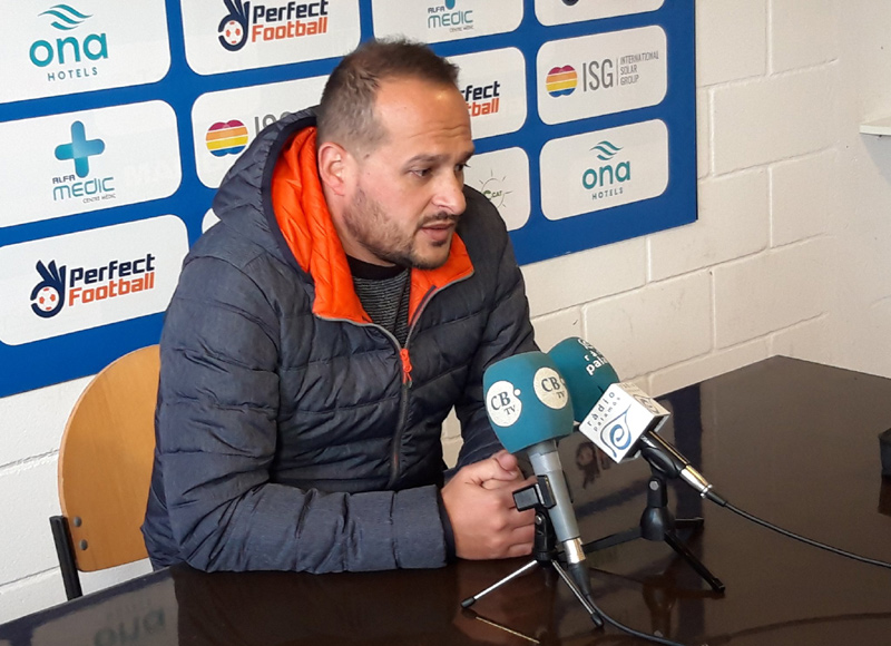 L'entrenador del Palamós CF, Joan Mármol, en roda de premsa. (Foto: R. Ribas).