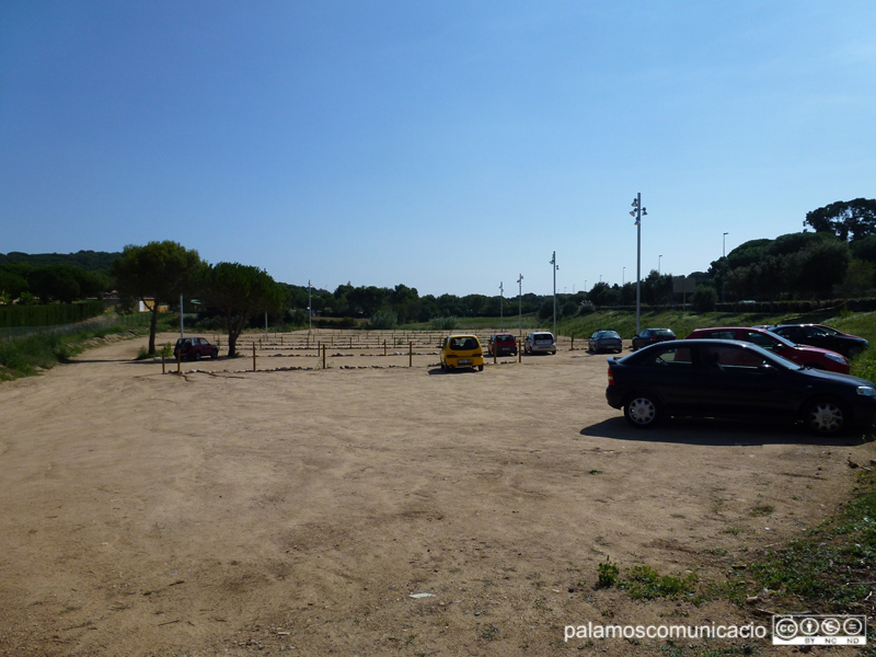 Aparcament perifèric a la zona de l'hospital, entre el vial del Port i el carrer de Roqueta.