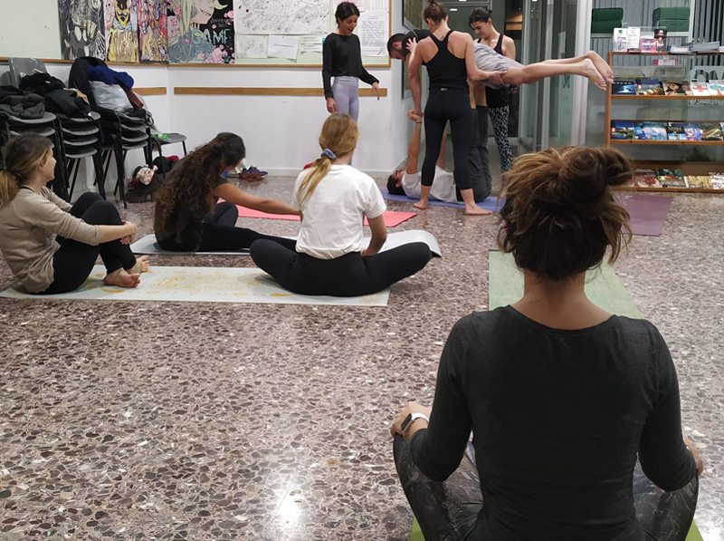 L'acroyoga, que ha tingut molt d'èxit, és una de les activitats que es repeteix. (Foto: Punt Jove Palamós).