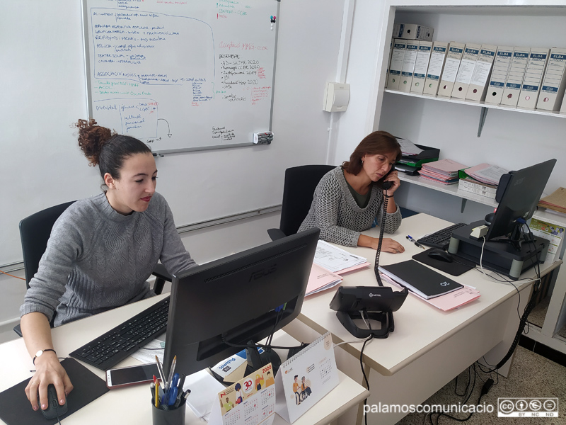 Chayma Mechaal i Lourdes Ferrando, regidora i tècnica d'Immigració i Ciutadania, respectivament.