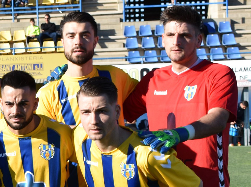 Dani Muela, a baix a la dreta, amb alguns dels seus companys del Palamós. (Foto: S. Cortés fanspalamoscf.com).