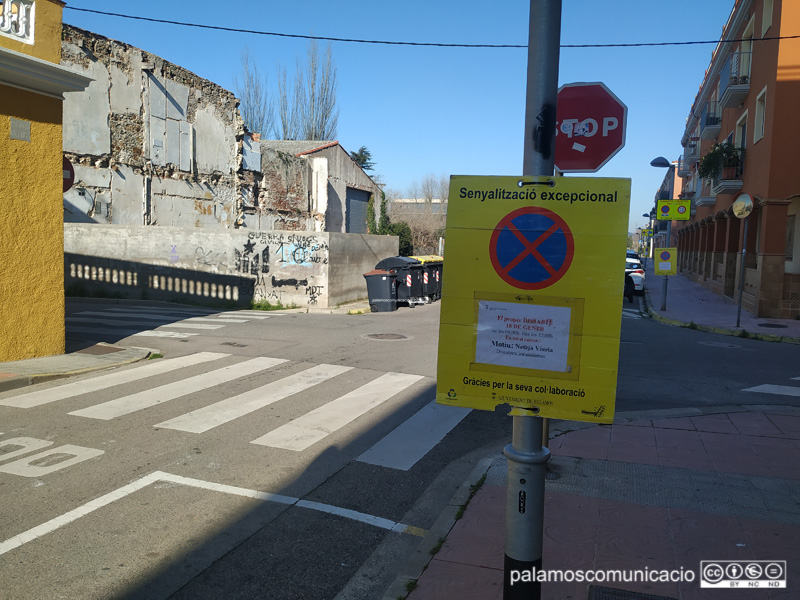 Senyalització al carrer de València informant que demà s'hi farà una neteja intensiva.