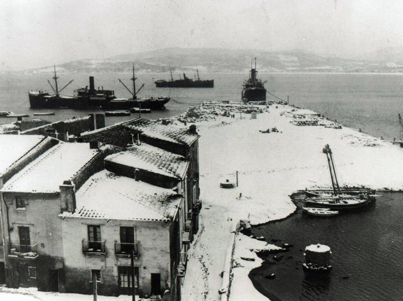 Imatge antiga de la badia de Palamós, amb les cases i la platja nevades. (Foto: Josep Sánchez Carcassés).