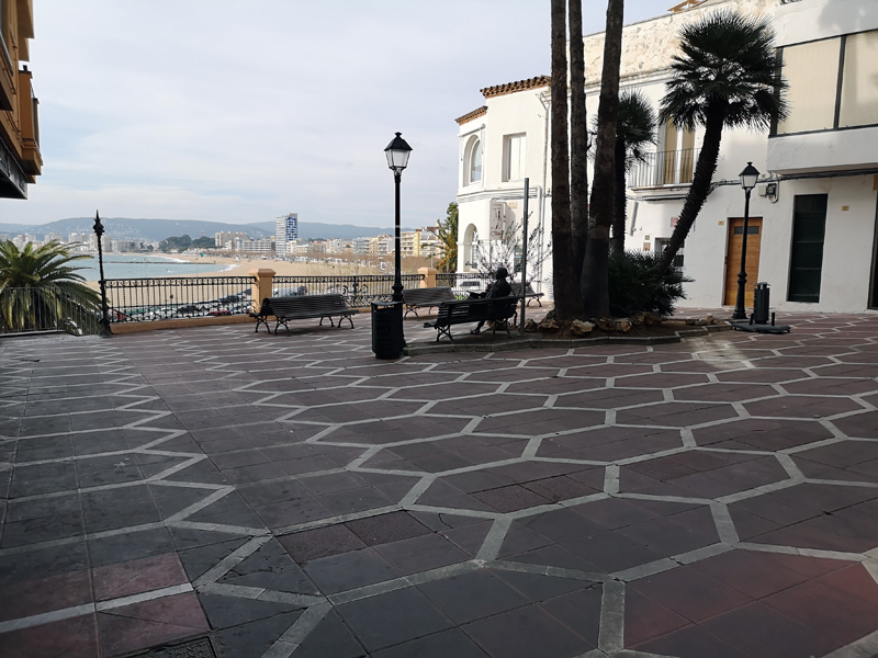Es renovarà el paviment i es suprimirà el parterre central de la plaça Murada. (Foto: Ajuntament de Palamós).