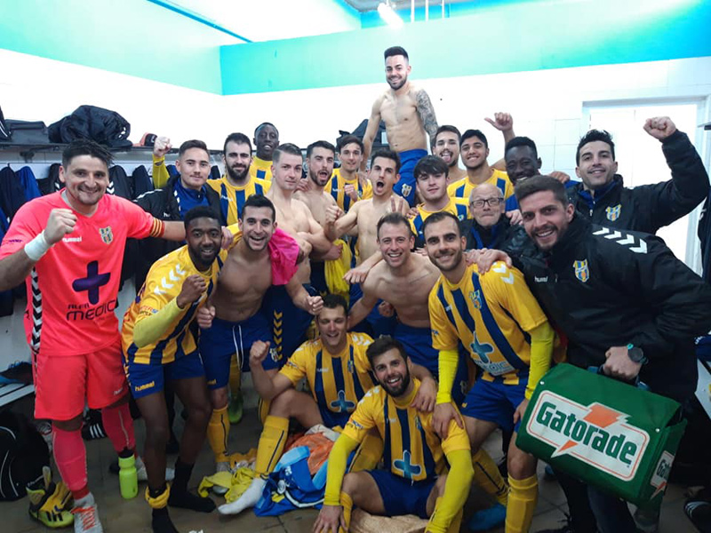 La plantilla del Palamós celebrant al vestidor la victòria de diumenge passat davant el Parets. (Foto: Palamós CF).