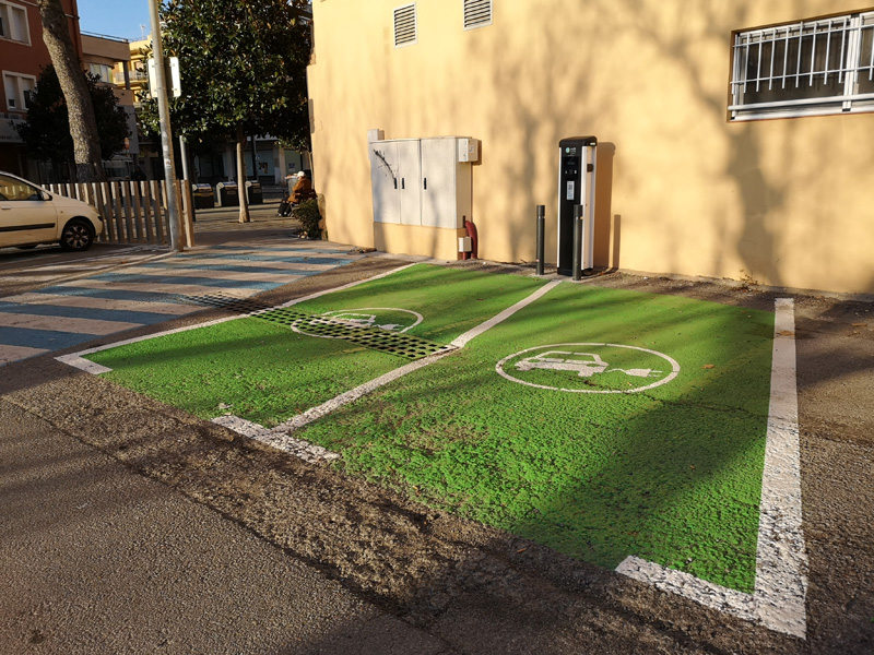 Les dues places per a vehicles elèctrics, senyalitzades i pintades de verd. (Foto: Ajuntament de Palamós).