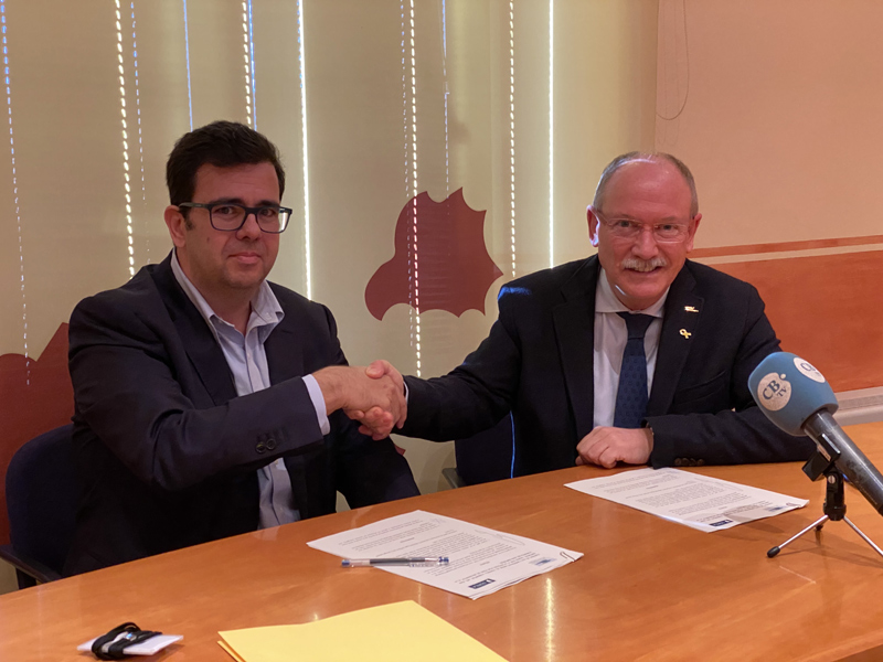 El gerent territorial de SOREA, Andreu Masferrer, amb el president del Consell Comarcal, Joan Manuel Loureiro, durant la signatura del conveni. (Foto: