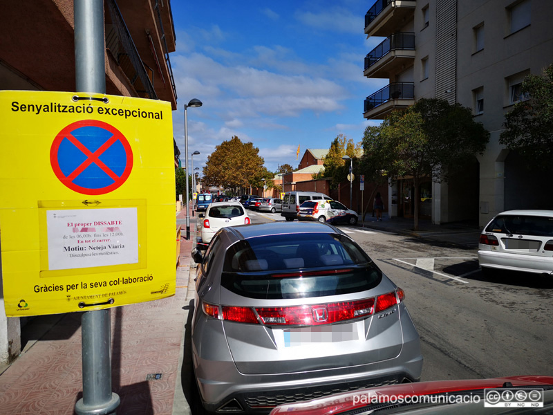 Senyalització al carrer de Nàpols informant ques'hi farà una neteja intensiva.