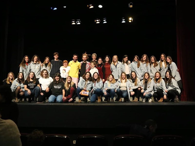 Els monologuistes participants amb la colla organitzadora, Les Braves. (Foto: colla Les Braves).