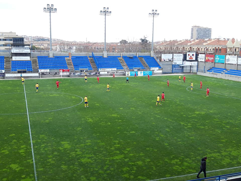 Un instant del partit d'ahir entre Palamós i Guineueta. (Foto: Palamós CF).