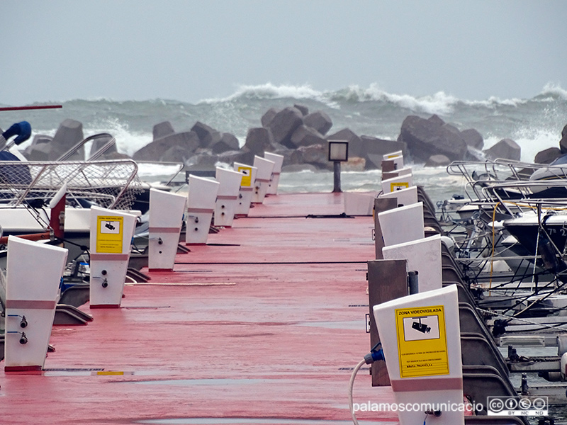 L'escullera del Port Marina ha quedat greument malmesa pel temporal dels darrers dies.