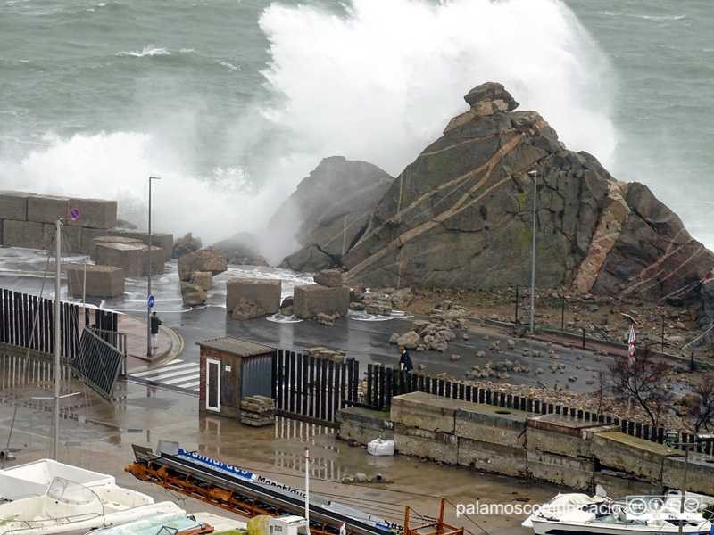 L'escullera del vial del Port, greument afectada pel temporal.